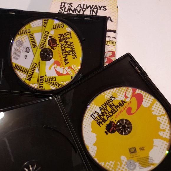 It's Always Sunny in Philadelphia: Complete Seasons 1, 2 and 3 DVD - Picture 5 of 8